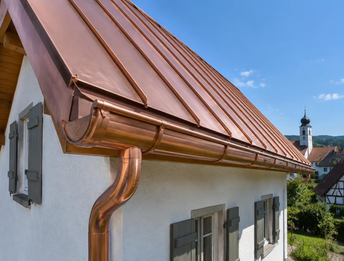 Neue Dachrinne und Blechdach an einem Wohnhaus